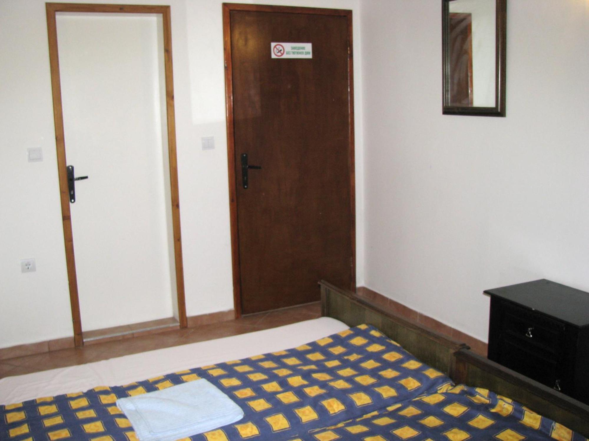 Guest House Familia Samovodene Buitenkant foto