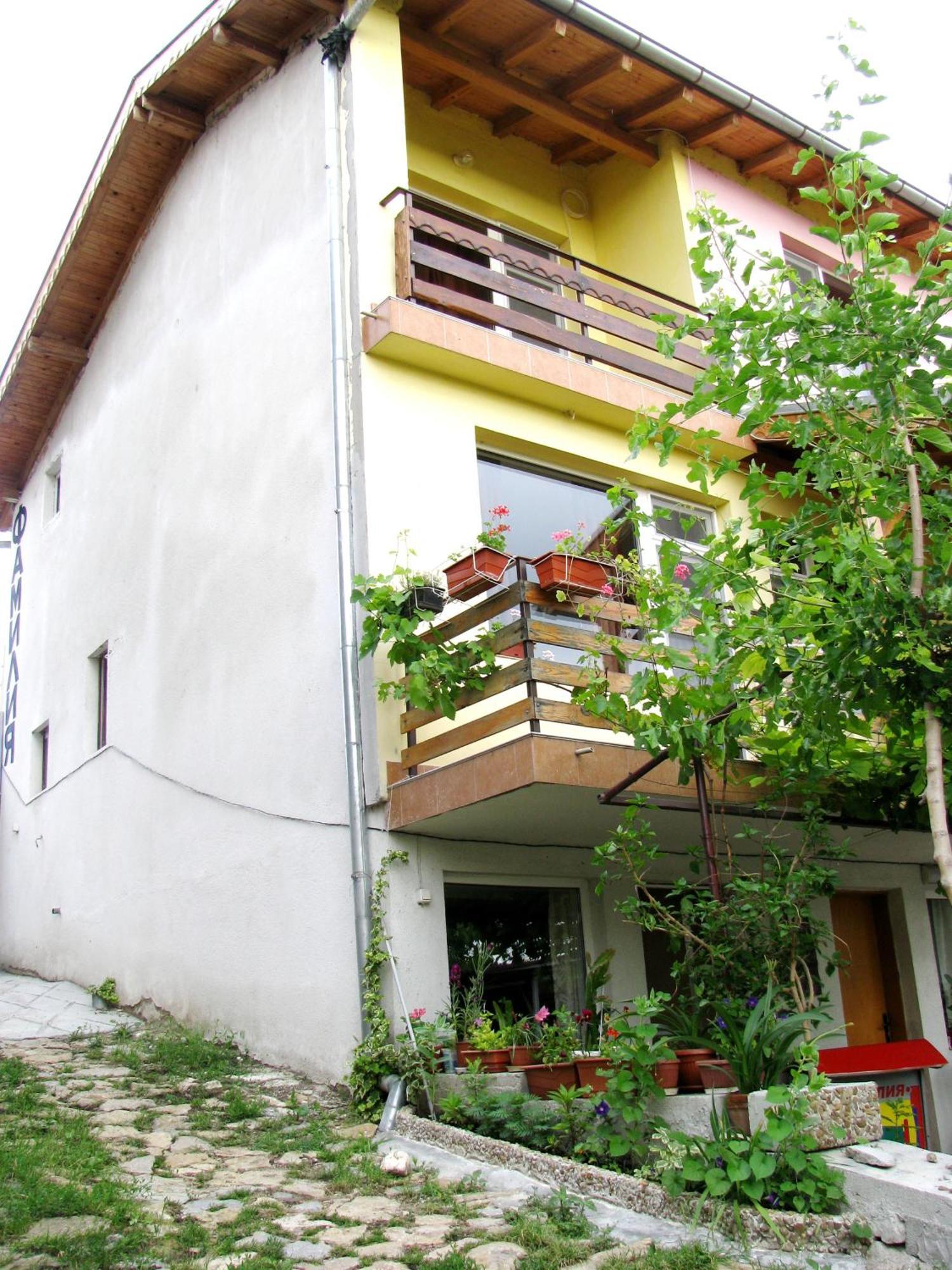 Guest House Familia Samovodene Buitenkant foto