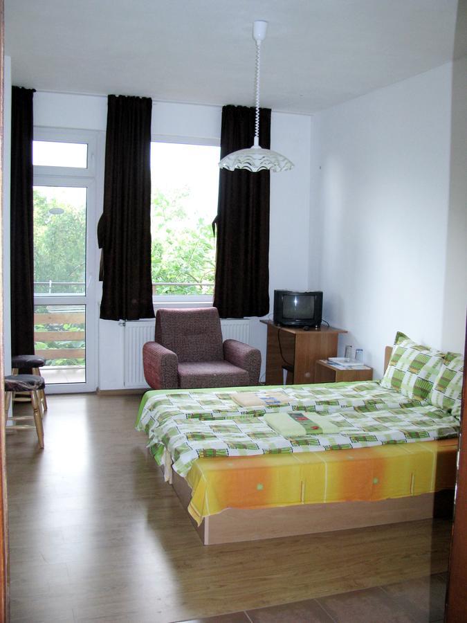 Guest House Familia Samovodene Buitenkant foto
