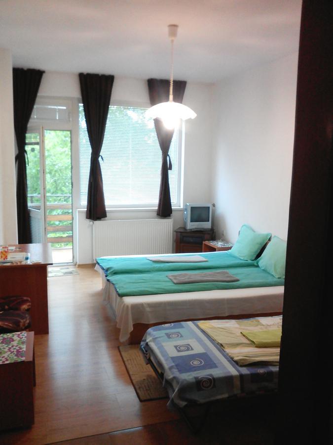 Guest House Familia Samovodene Buitenkant foto